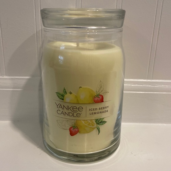 Yankee Candle ‘Iced Berry Lemonade’ 🍋 candle 🕯